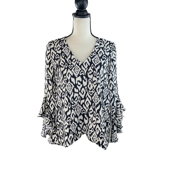 NWT Vince Camuto Etched Geo Flutter Sleeve Blouse Size Small - Picture 3 of 10